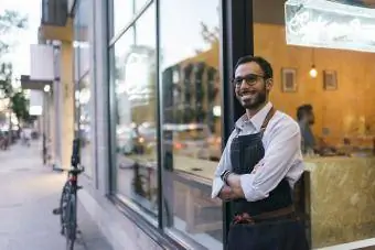 Bedrijfseigenaar staat buiten café