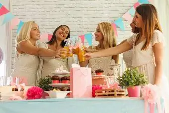 femmes à la baby shower trinquant avec des boissons