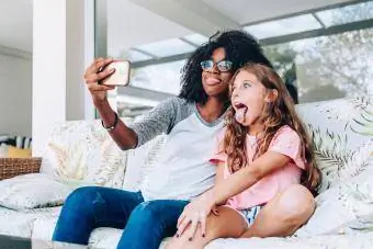 İki genç arkadaş selfie çekerken komik suratlar yapıyor