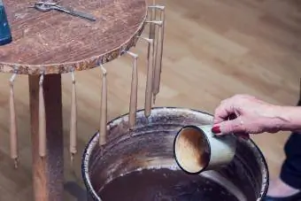 Colonia-manier om gedimde conische kaarsen te maken