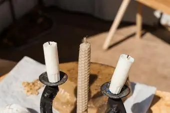 Middeleeuwse kaarsen te koop op de plaatselijke beurs