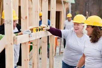 Voluntários trabalhando no canteiro de obras