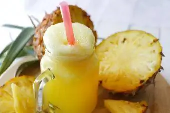 Rum Kelapa dan Jus Nanas