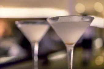 Bar peshtaxtasida ikkita iflos martini