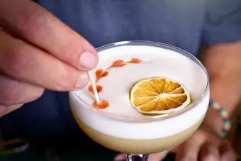 Barman avslutter en Pisco Sour-cocktail