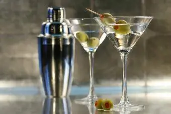 klassisk martini cocktail med oliven