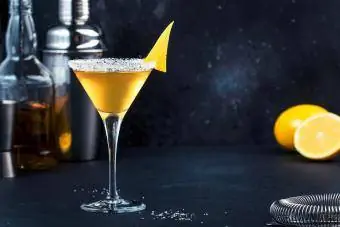 Konyak, likyor, limon sharbati bilan yonbosh kokteyli