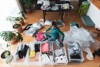Femeia organizează haine
