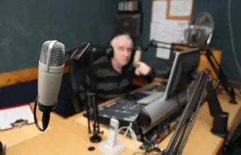 Človek v radijski postaji