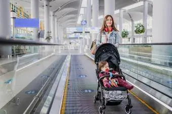 Mulher viajando com seu bebê