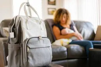 Maman et bébé nouveau-né dans une maison