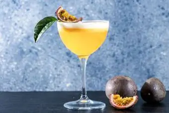 Bir bardak canlandırıcı çarkıfelek meyvesi Martini kokteyli