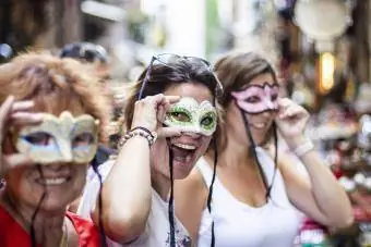 küçədə maskalı qadınlar Mardi Gras bayramını qeyd edirlər