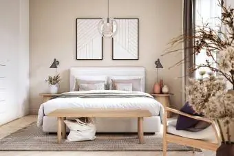 Notranjost spalnice z lesenim pohištvom