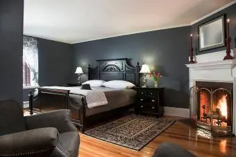 Модерен интериор на спалня с камина