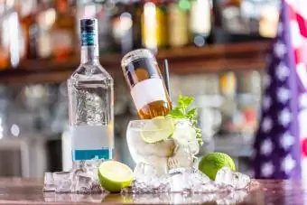 Пивной коктейль Маргарита в американском стиле в стакане черепа на баре