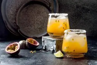 Passionfruit margarita cocktail limen kanssa