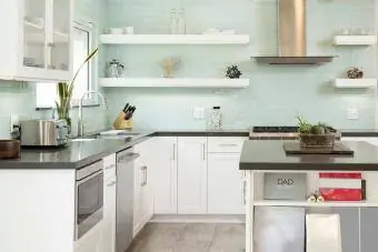 virtuvė su mėtų žalia plytelėmis backsplash