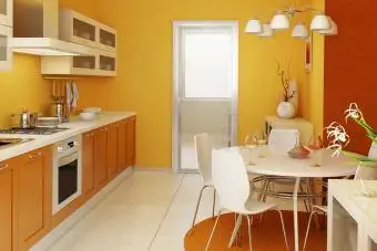kleine Küche mit gelben Wänden