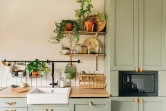 armários verde sálvia para cozinha pequena
