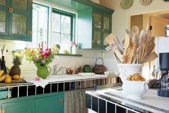 dapur kecil dengan kabinet teal