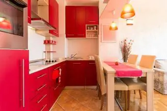 kleine Küche mit roten Schränken