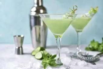 Martini al cetriolo in bicchieri