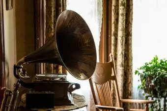 Gramophone Kwenye Jedwali