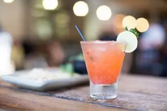 Peach Margarita -cocktail baarissa
