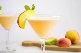 Martinis aux pêches garnis