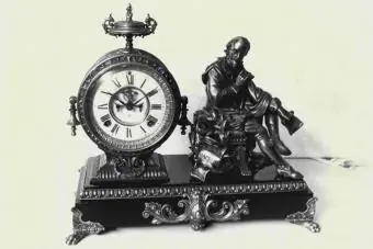 Nakaupo si Shakespeare na nagsusulat ng Macbeth sa tabi nitong American Ansonia shelf clock