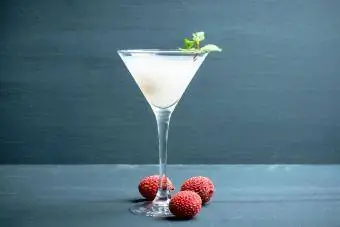 Süßer Litschi-Martini auf rustikalem Hintergrund