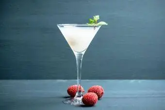 Zoete lychee martini op de rustieke achtergrond