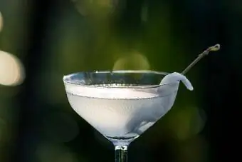 Primo piano di un bicchiere di martini al cocco