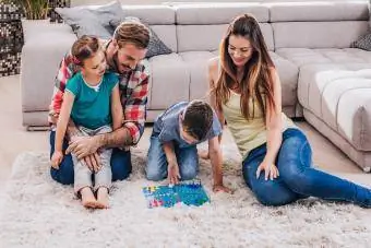 masa oyunu oynayan genç aile