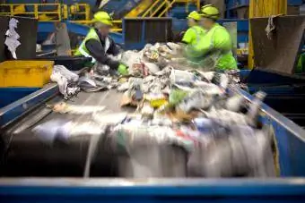 разделение мусора на ленте переработки