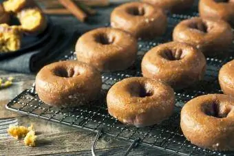Donuts de abóbora de outono com cobertura caseira