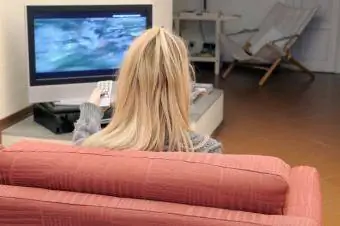 Ragazza teenager che guarda tv a schermo piatto