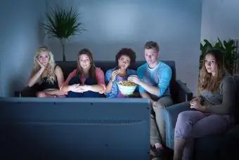 Draugai paaugliai kartu žiūri televizorių