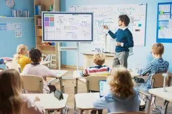 Դպրոցի բնագիտության ուսուցիչը օգտագործում է ինտերակտիվ թվային գրատախտակ