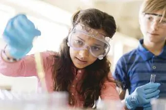 Studenter som gör vetenskapliga experiment i klassrummet