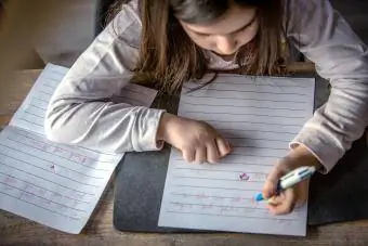 Copil care scrie singură scrisoare
