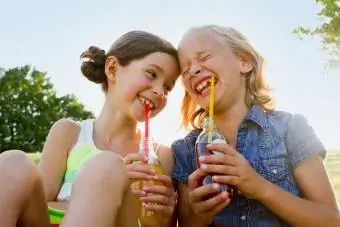 dues noies bevent refresc i rient