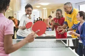 Dospívající hrají ping pong