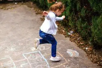 gadis bermain hopscotch