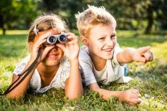 bambini che giocano a spiare il gioco