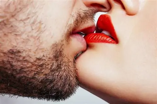 Hvordan skrive en kyssescene i en romantisk roman