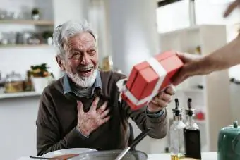 Портрет на възрастен мъж с подарък