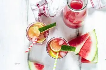 Bicchieri di Margarita con succo di anguria