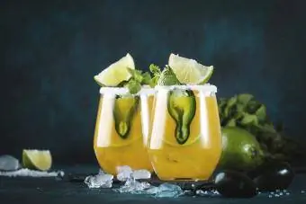 Cocktail piccante margarita con tequila, succo di mango, peperoncino jalapeno, lime e sale
